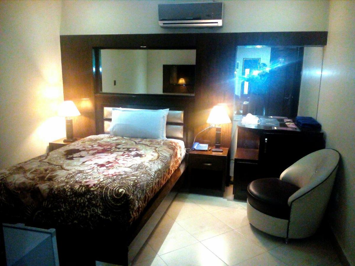 Bling Hotel International Multan Extérieur photo