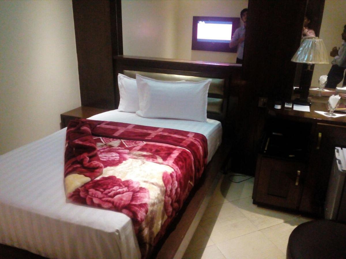 Bling Hotel International Multan Extérieur photo