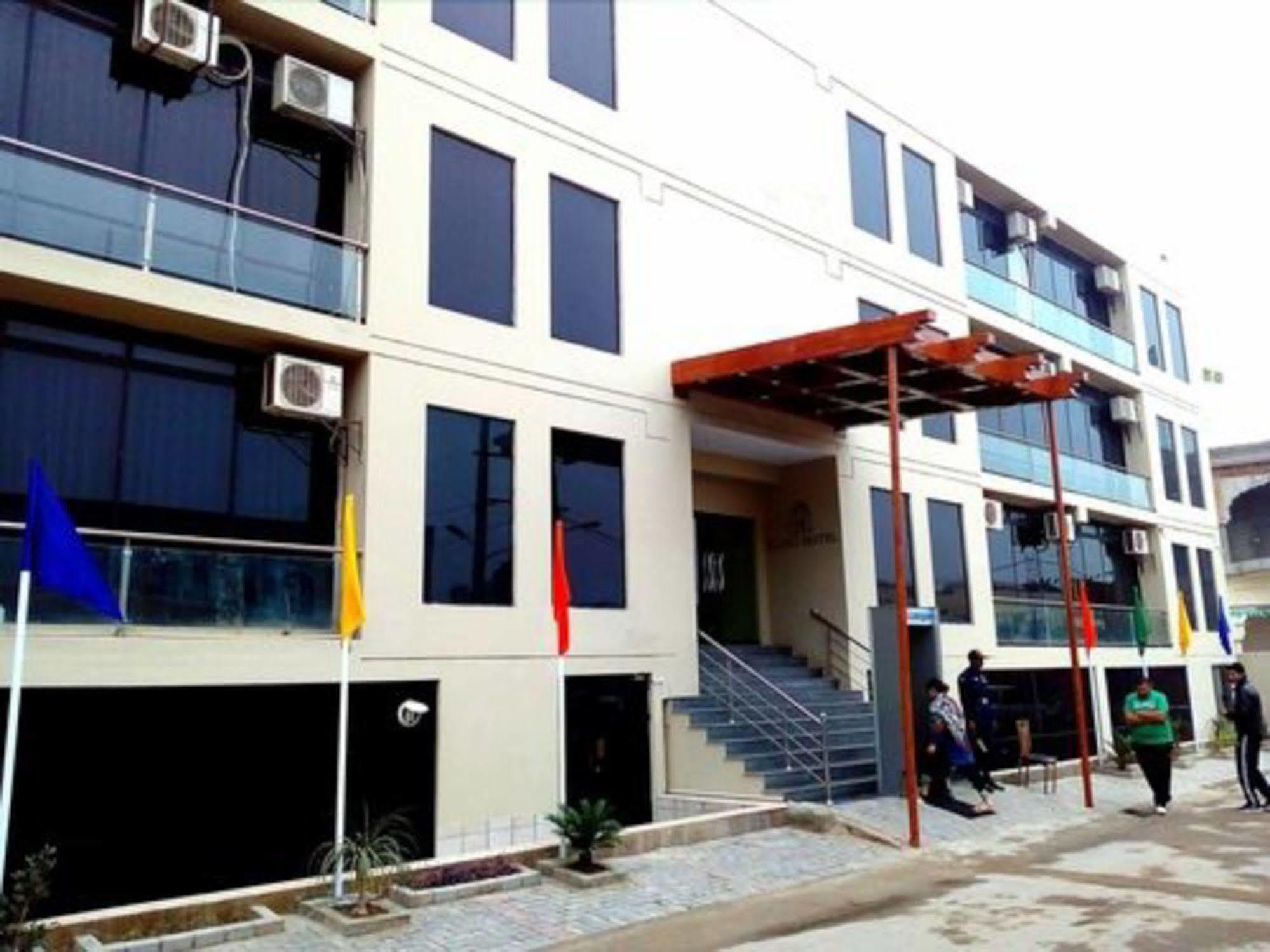 Bling Hotel International Multan Extérieur photo