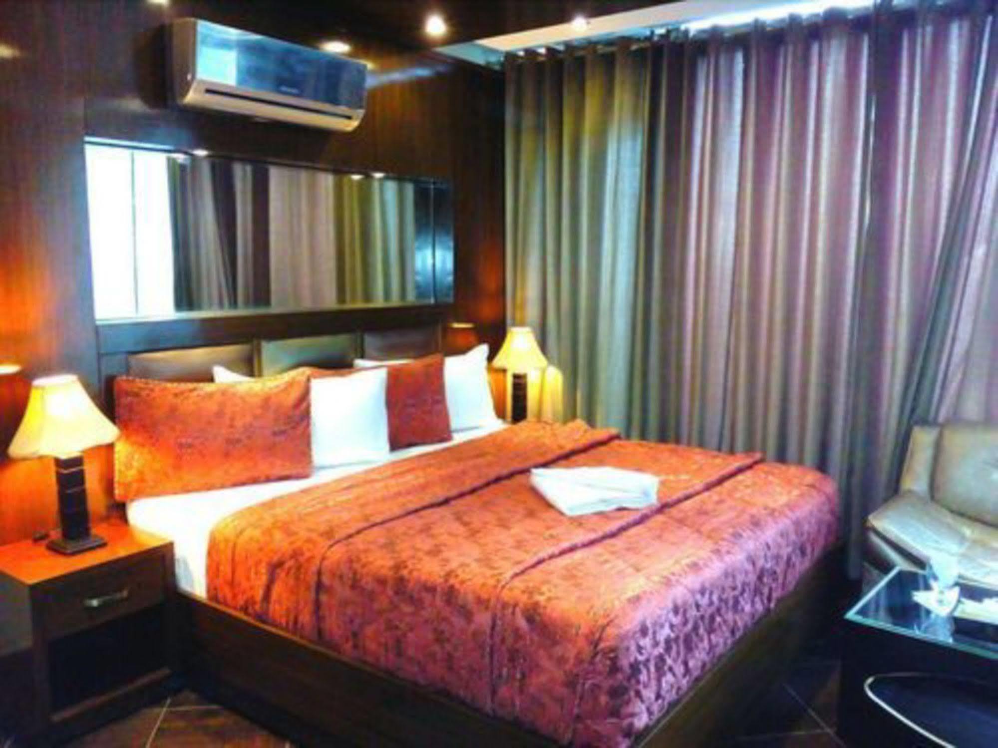 Bling Hotel International Multan Extérieur photo