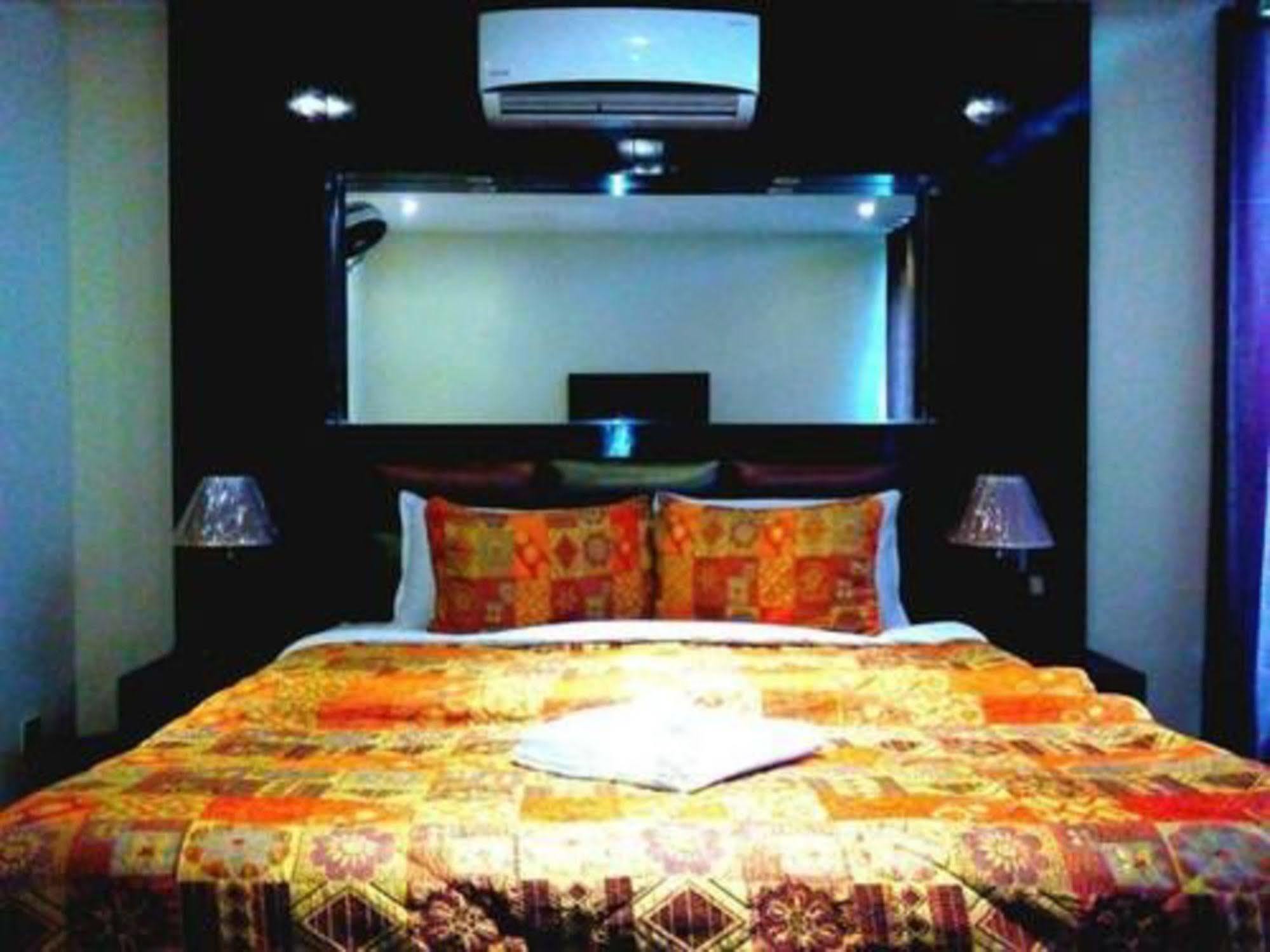Bling Hotel International Multan Extérieur photo