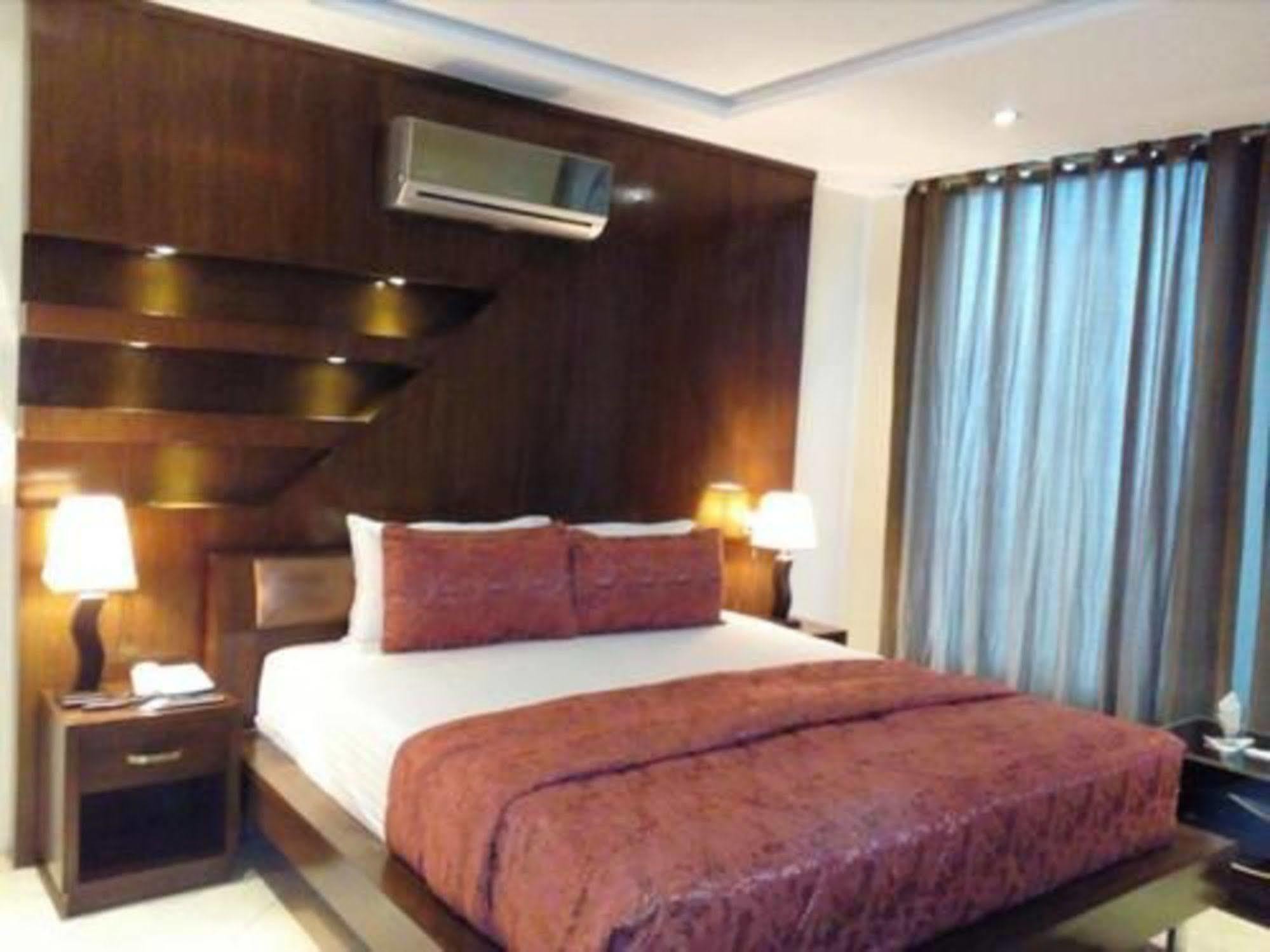 Bling Hotel International Multan Extérieur photo
