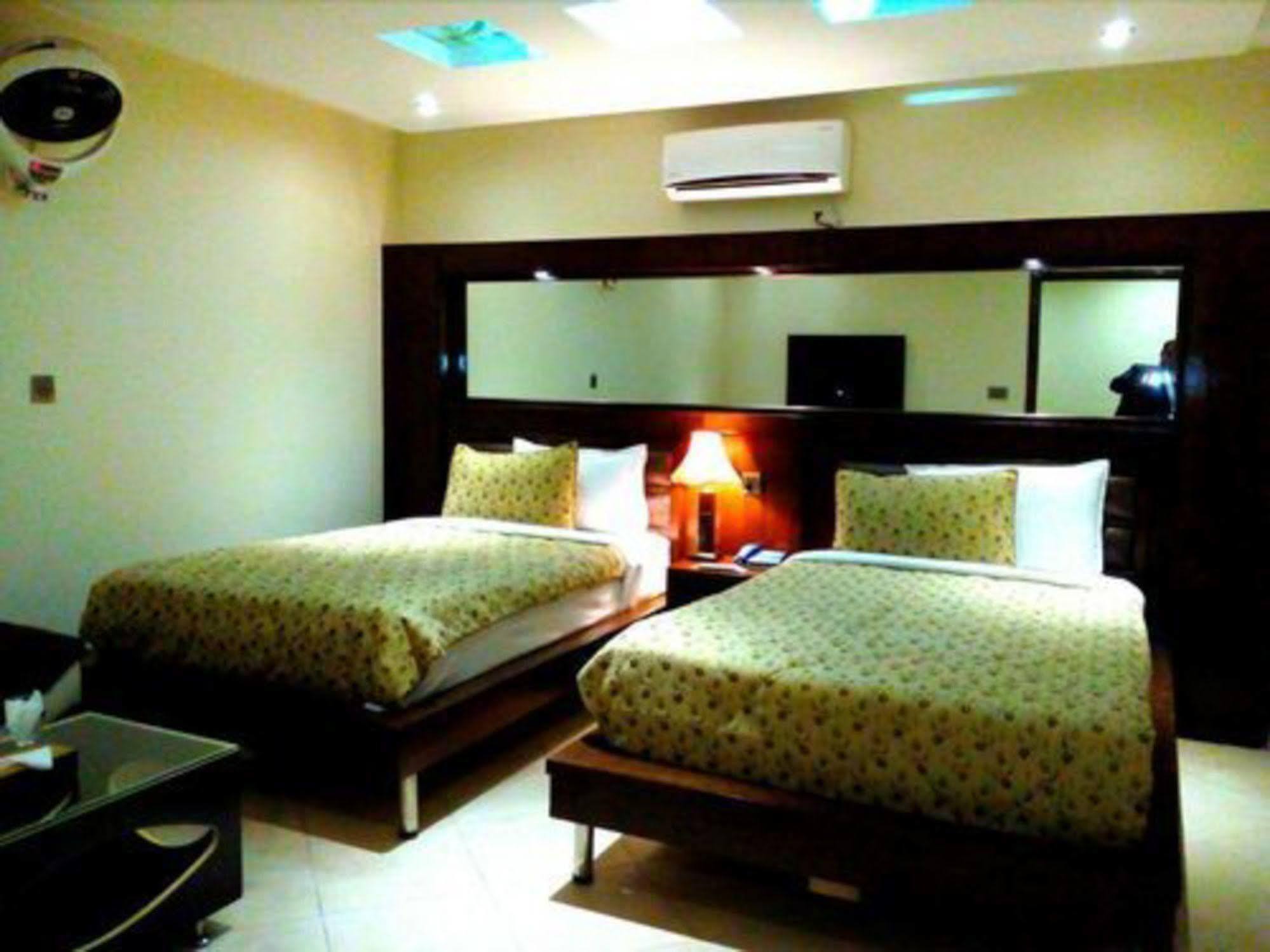 Bling Hotel International Multan Extérieur photo